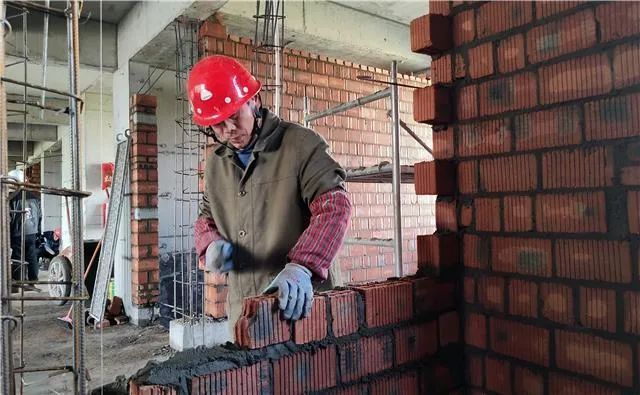 砌墙砖工人联系电话（砌墙砖工人工资标准） 装饰幕墙施工 第3张