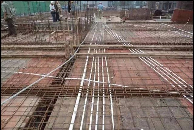 钢结构建筑楼板可以做线管预埋吗（钢结构建筑楼板预埋线管的施工流程） 钢结构门式钢架施工 第2张