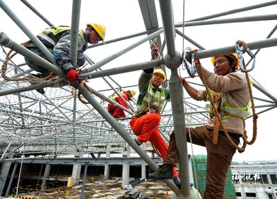 张拉膜结构建筑下雨会不会响（张拉膜结构建筑在下雨时会不会产生噪音？）