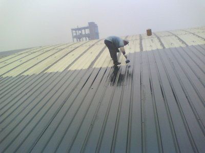 钢结构厂房屋面漏雨(钢结构屋面施工注意事项) 钢结构玻璃栈道设计 第1张 钢结构厂房屋面漏雨(钢结构屋面施工注意事项) 钢结构玻璃栈道设计 第1张