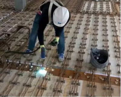 钢结构楼层板栓钉怎么焊接的（钢结构楼层板施工流程栓钉焊接） 结构污水处理池设计 第4张