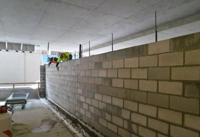 砌块墙怎么固定在墙上(固定砌块墙基础加固技术要点) 钢结构钢结构停车场设计 第4张 砌块墙怎么固定在墙上(固定砌块墙基础加固技术要点) 钢结构钢结构停车场设计 第4张