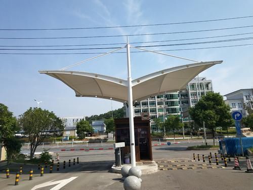钢结构停车棚图片效果图（钢结构停车棚图片和效果图和效果图钢结构停车棚图片和效果图） 建筑方案施工 第1张