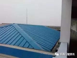 钢结构房顶有几种做法彩钢瓦下雨天声音很大(彩钢瓦下雨天声音大怎么办) 钢结构玻璃栈道设计 第1张 钢结构房顶有几种做法彩钢瓦下雨天声音很大(彩钢瓦下雨天声音大怎么办) 钢结构玻璃栈道设计 第1张