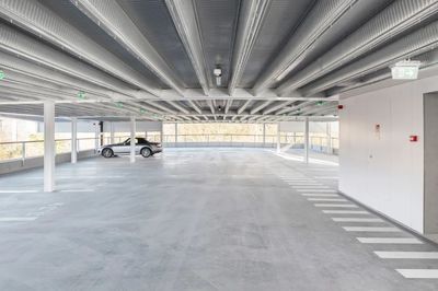重力式挡土墙施工方案的编制依据是（编制重力式挡土墙施工方案时如何保证安全和人员的生命安全）