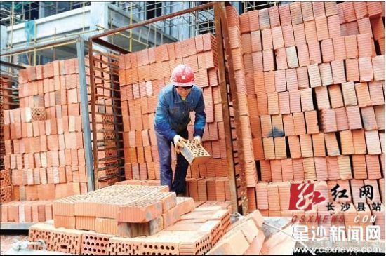 砌墙工资大概多少钱一天(砌墙工人的工资因地区、经验和技术水平等因素不同) 钢结构钢结构停车场设计 第1张 砌墙工资大概多少钱一天(砌墙工人的工资因地区、经验和技术水平等因素不同) 钢结构钢结构停车场设计 第1张