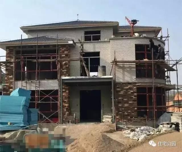 钢结构楼房施工视频（钢结构楼房施工工艺视频）