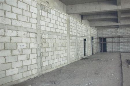砖混结构的承重墙常采用什么基础材料（砖混结构与钢结构对比）