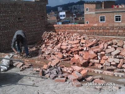 拆除一平方米砖混结构建筑有多少吨 钢结构钢结构停车场设计 第1张 拆除一平方米砖混结构建筑有多少吨 钢结构钢结构停车场设计 第1张