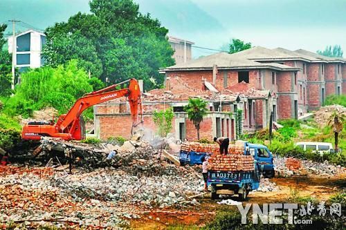 北京 别墅 违建拆除（北京怀柔区雁栖湖景区畔存在一处违规建设的“豪宅”）