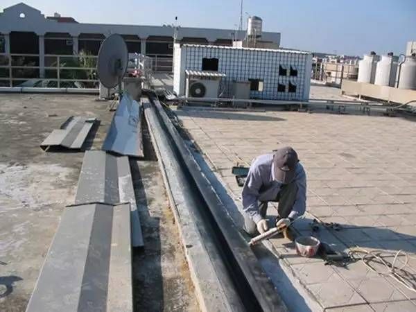 屋面修缮做法正确的是(屋面修缮施工安全措施) 建筑消防施工 第2张 屋面修缮做法正确的是(屋面修缮施工安全措施) 建筑消防施工 第2张