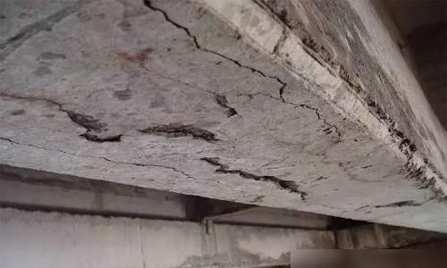 农村自建房裂缝会塌吗（农村自建房出现裂缝会导致房屋坍塌取决于裂缝的性质、位置以及严重程度）