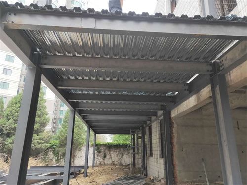 钢结构主要特征（钢结构与混凝土结构对比，钢结构建筑的防火处理方法） 钢结构玻璃栈道设计 第5张