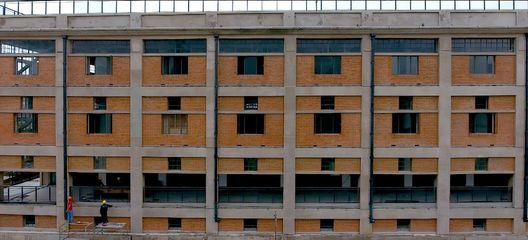 旧楼房改造视频播放(全网最彻底的旧房改造) 钢结构门式钢架施工 第1张 旧楼房改造视频播放(全网最彻底的旧房改造) 钢结构门式钢架施工 第1张