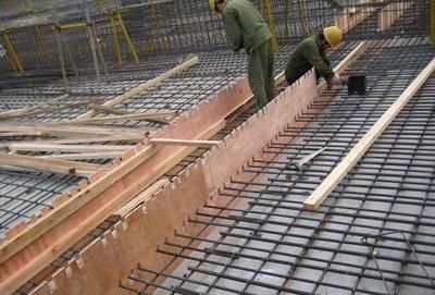 房梁的钢筋结构图（房梁的钢筋结构图包含了梁的详细钢筋配置和标注方法） 装饰工装施工 第5张