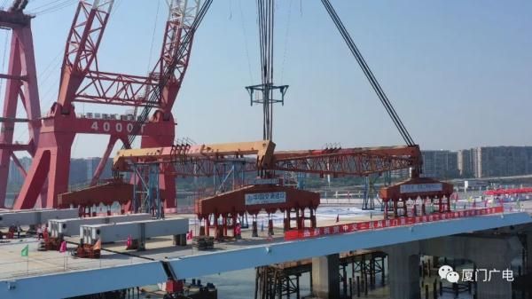 装配式钢箱梁（装配式钢箱梁成功吊装左岸大道项目主线zl23联桥梁） 装饰工装施工 第1张